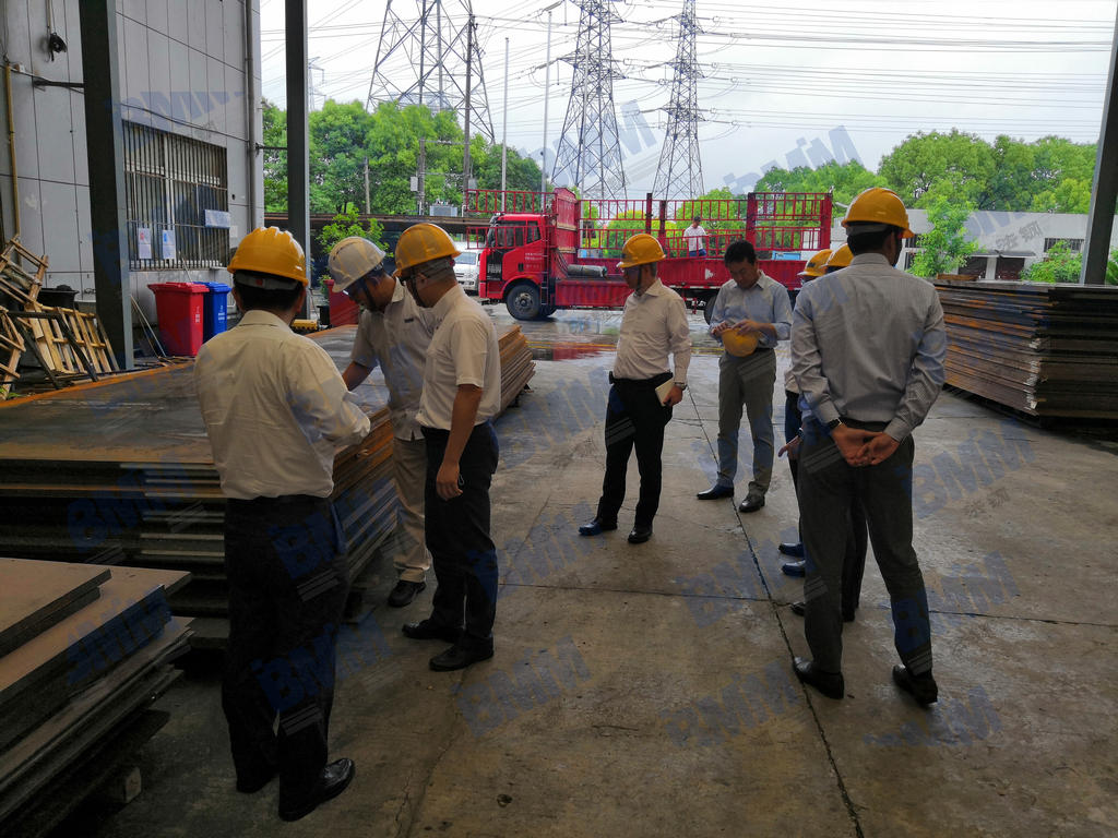 法鋼相關部門負責人陪同JFE鋼鐵高層在廠區(qū)內參觀1